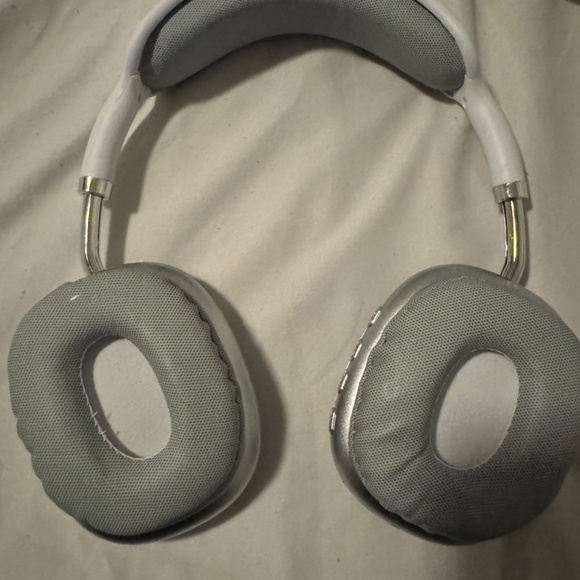 Silver Bluetooth Head Phones Siver - Picture 3 of 3
